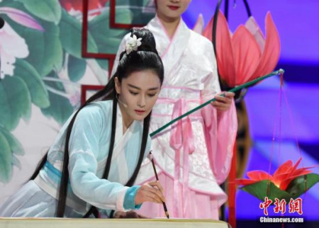 張馨予現(xiàn)場作畫。<a target='_blank' >中新社</a>記者 楊華峰 攝