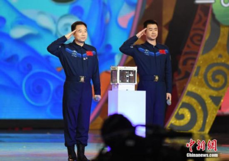 航天英雄景海鵬（圖左）與陳冬亮相晚會現(xiàn)場。<a target='_blank' >中新社</a>記者 楊華峰 攝