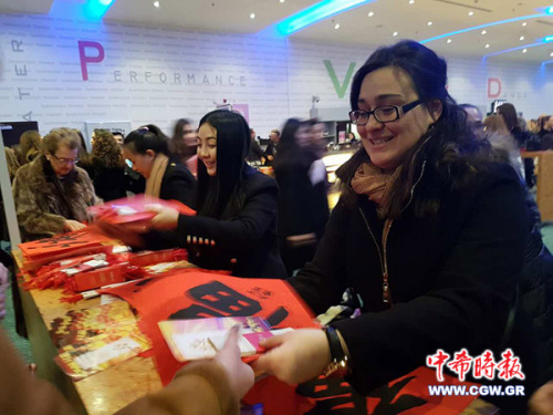演出劇場門口，觀眾們爭相領取來自中國的新年禮物