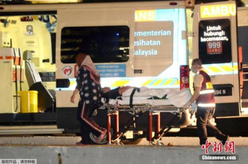 當(dāng)?shù)貢r(shí)間1月30日，馬來西亞哥打基納巴盧，救援人員照料受傷乘客。搭載馬來西亞沙巴州沉船事件獲救中國游客的船只30日凌晨抵達(dá)沙巴州首府哥打基納巴盧，中國駐哥打基納巴盧總領(lǐng)館方面確認(rèn)3名中國游客遇難。