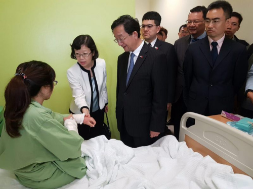 沙巴旅游部助理部長(zhǎng)拿督彭育明、沙巴馬中聯(lián)誼協(xié)會(huì)會(huì)長(zhǎng)胡逸山博士陪同中國駐馬大使黃惠康閣下對(duì)傳媒講話。