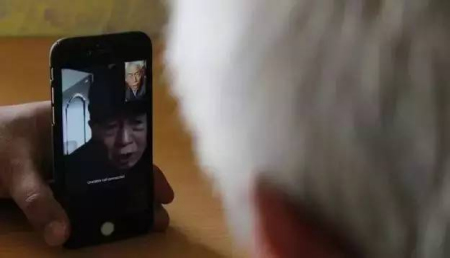 王琪的哥哥出現(xiàn)在手機(jī)屏幕中 王琪的哥哥出現(xiàn)在手機(jī)屏幕中