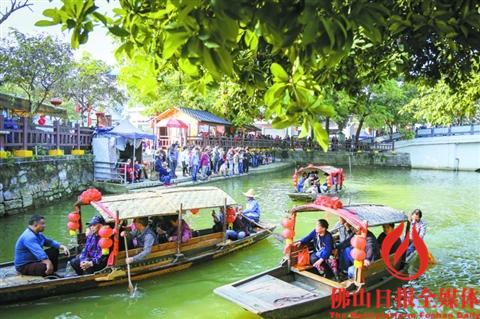 游客在順德逢簡水鄉(xiāng)搭乘游船，飽覽沿途水鄉(xiāng)風(fēng)光。 　　/佛山日?qǐng)?bào)記者朱朝貴攝