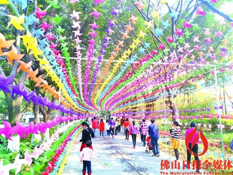 三水荷花世界，市民穿過長達(dá)數(shù)百米的風(fēng)箏長廊。 　　/佛山日?qǐng)?bào)記者楊立韻攝