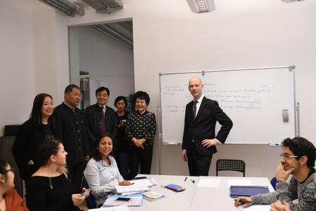 裘援平參觀德語學(xué)校，和學(xué)生們互動(dòng)。（法國《歐洲時(shí)報(bào)》/盧力 攝）