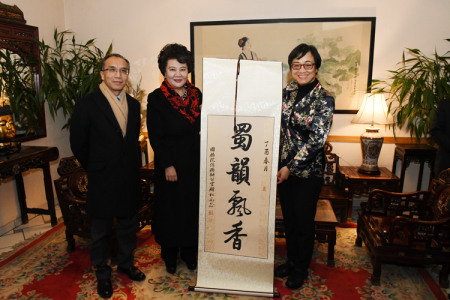 裘援平向趙小鳳贈(zèng)送“蜀韻飄香”的題詞。(法國《歐洲時(shí)報(bào)》/丁兆琨 攝)
