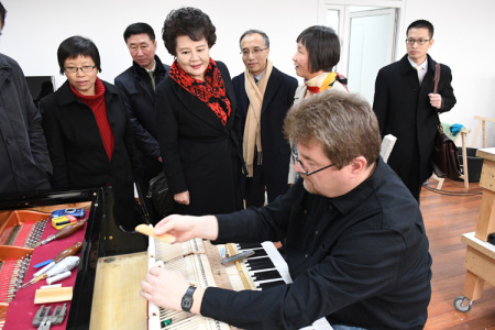裘援平觀看鋼琴制作過程。(法國《歐洲時(shí)報(bào)》/丁兆琨 攝)