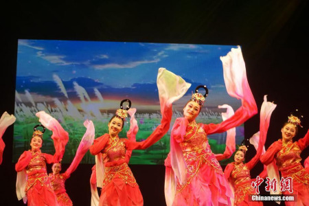 當(dāng)?shù)貢r(shí)間1月30日晚，“文化中國(guó)·四海同春”倫敦第二場(chǎng)慰?jī)S訪演亮相Lyceum Theatre，飽含鄉(xiāng)音鄉(xiāng)情的節(jié)目引發(fā)觀眾共鳴。圖為舞蹈表演《漢風(fēng)舞韻》。 <a target='_blank' >中新社</a>記者 付強(qiáng) 攝