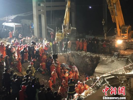 文成民房坍塌救援現(xiàn)場(chǎng) 李婷婷 攝 文成民房坍塌救援現(xiàn)場(chǎng) 李婷婷 攝