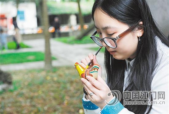 一市民正學(xué)習(xí)制作“泥雞”。