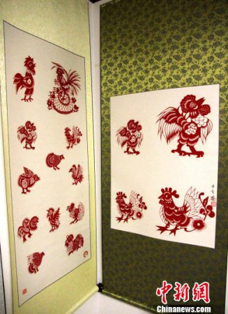 齊秀花說(shuō)，藝術(shù)來(lái)源于生活，剪這些形狀、姿態(tài)雞的靈感，來(lái)自自己年輕時(shí)在農(nóng)村養(yǎng)小雞時(shí)所觀察到的細(xì)節(jié)?！∩骋?jiàn)龍 攝