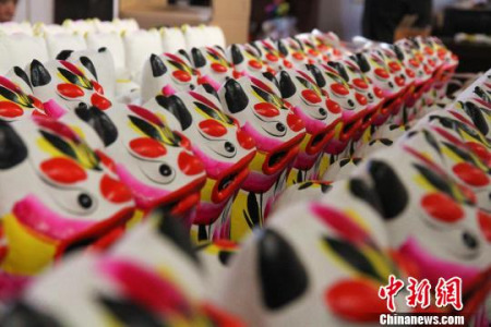 泥巴做的虎頭和虎尾，皮革肚里插個(gè)哨子，將“叫虎”的頭和尾往中間一推，紅色的虎嘴里發(fā)出“啊嗚，啊嗚”的叫聲?！∩骋?jiàn)龍 攝