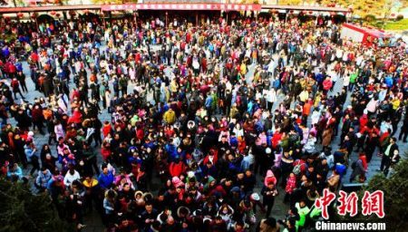 春節(jié)期間，皇城相府景區(qū)內(nèi)游人如織?！〕声i 攝