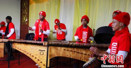 南非國(guó)際友人帶來(lái)的器樂(lè)表演，時(shí)而高亢，時(shí)而憂傷，感染人的情緒，讓游客不用出國(guó)就能感受異國(guó)風(fēng)情?！〕声i 攝