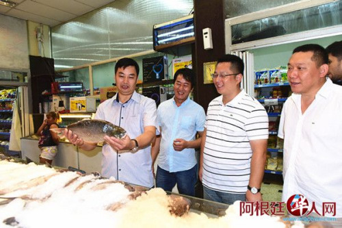  陳志軍領(lǐng)事在金海灣超市進(jìn)行走訪。(阿根廷華人網(wǎng)/柳軍 攝)