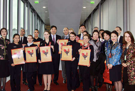 法航在戴高樂機(jī)場2E航站樓舉辦慶祝中國春節(jié)的活動，中國駐法大使翟雋、經(jīng)商處高元元公參和、法航-荷航總裁兼首席執(zhí)行官雅納亞克與參與此次活動的工作人員合影。（法國《歐洲時報》/張新 攝）