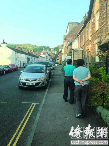 一對來美過年的留學生父母。(美國《僑報》/聶達 攝)