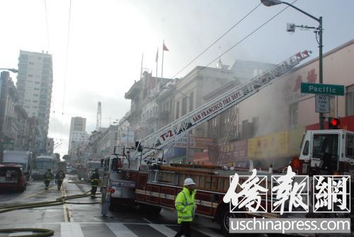 消防車(chē)在火災(zāi)現(xiàn)場(chǎng)進(jìn)行灌救，可見(jiàn)煙霧仍從肇事現(xiàn)場(chǎng)內(nèi)冒出。(美國(guó)《僑報(bào)》/吳卓明 攝)