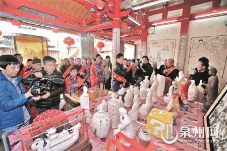 2月2日，農(nóng)歷正月初六，依照傳統(tǒng)年俗，百業(yè)正式開業(yè)。世界瓷都——泉州德化是中國外銷瓷的主要產(chǎn)地，當(dāng)天，數(shù)十名陶瓷工藝精英和陶瓷企業(yè)家聚集在德化祖龍宮，依照沿襲數(shù)百年的禮儀，敬獻(xiàn)精心制作的陶瓷新產(chǎn)品為貢品，隆重舉行祭祀窯神林炳的典禮，祈禱新的一年里，陶瓷業(yè)更加興旺發(fā)達(dá)，產(chǎn)品暢銷中外。鳳凰衛(wèi)視攝制組專程到場拍攝。 (徐藝星 攝)