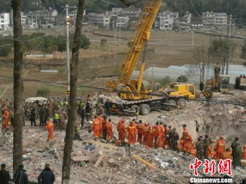 文成民房坍塌現(xiàn)場?！⌒烀?攝