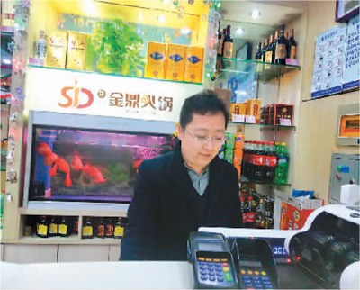 火鍋店忙碌時，代超也會來店里幫忙。