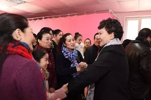 裘援平與匈牙利華星藝術(shù)團進行交流。