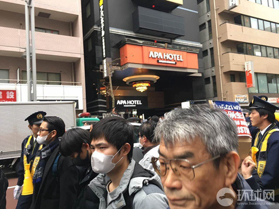 游行人群途經(jīng)APA酒店。賈文婷攝