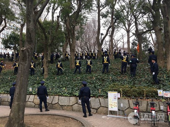 大批警力阻止右翼入場(chǎng)。賈文婷攝