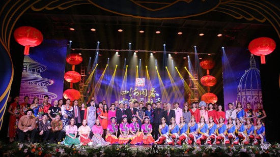 演出結(jié)束后，演職人員與裘援平、段潔龍等合影。