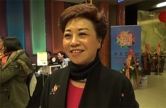 與這次晚會(huì)藝術(shù)家們同臺(tái)演出的匈牙利華星藝術(shù)團(tuán)團(tuán)長(zhǎng)施艷衛(wèi)告訴記者，很高興能與國(guó)內(nèi)外藝術(shù)家們同臺(tái)演出。