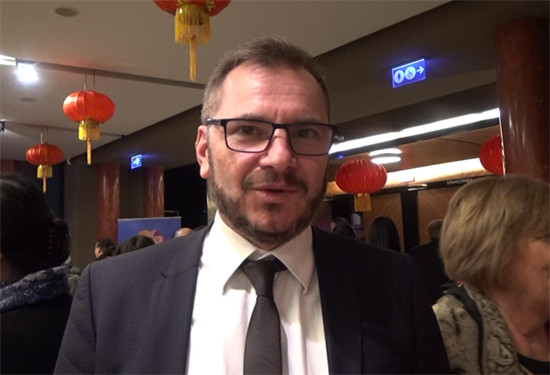 匈牙利市民歐拉尤斯先生告訴記者，今晚我跟家人一起來(lái)觀看演出。我作為一名歐洲人，很喜歡中國(guó)的舞蹈和音樂(lè)。