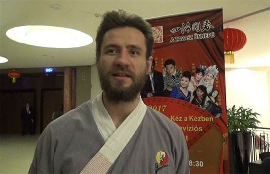 參加演出的匈牙利演員孔茗對(duì)記者說(shuō)，自己很喜歡中國(guó)的哲學(xué)、文化和茶道。他也非常喜歡中國(guó)的太極拳，今晚的節(jié)目中就有他們團(tuán)隊(duì)的表演，他非常榮幸能參加這么盛大的演出。