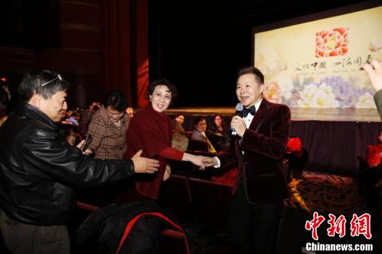 當(dāng)?shù)貢r(shí)間2月3日，歌唱家王宏偉走到臺(tái)下在堪薩斯城華人華僑中國(guó)演唱。當(dāng)晚，由中國(guó)國(guó)務(wù)院僑務(wù)辦公室派出的“文化中國(guó)·四海同春”北美團(tuán)，在美國(guó)堪薩斯城舉行春節(jié)北美慰?jī)S訪演的首場(chǎng)表演，演出用中國(guó)民族歌舞為當(dāng)?shù)厝A僑華人送去新春佳節(jié)的祝福與問(wèn)候。該團(tuán)將在美國(guó)和加拿大的7個(gè)城市演出。<a target='_blank' >中新社</a>記者 廖攀 攝