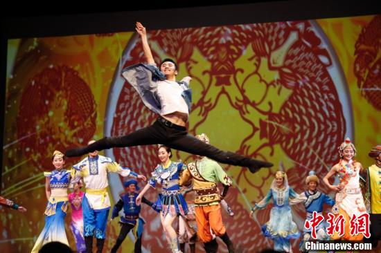 當(dāng)?shù)貢r(shí)間2月3日，由中國(guó)國(guó)務(wù)院僑務(wù)辦公室派出的“文化中國(guó)·四海同春”北美團(tuán)，在美國(guó)堪薩斯城舉行春節(jié)北美慰?jī)S訪演的首場(chǎng)表演，演出用中國(guó)民族歌舞為當(dāng)?shù)厝A僑華人送去新春佳節(jié)的祝福與問(wèn)候。該團(tuán)將在美國(guó)和加拿大的7個(gè)城市演出。<a target='_blank' >中新社</a>記者 廖攀 攝