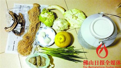 從梅州豐順縣返回佛山的陳女士帶回了“奶奶牌”臘肉、咸菜等食品。 　　/圖片均由受訪者提供