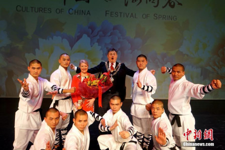 當(dāng)?shù)貢r(shí)間2月2日晚，“四海同春”海外訪演首次亮相英國第二大城市伯明翰，由河南歌舞演藝集團(tuán)與嵩山少林寺聯(lián)袂帶來的富有中華韻味的節(jié)目收獲如潮好評(píng)，助中華文化在海外實(shí)力“圈粉”。圖為伯明翰榮譽(yù)市長Carl Rice攜夫人與少林武僧合影。 <a target='_blank' >中新社</a>記者 付強(qiáng) 攝