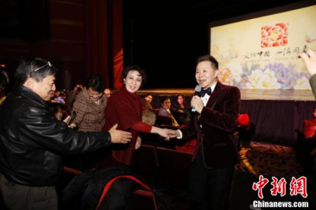 當(dāng)?shù)貢r(shí)間2月3日，歌唱家王宏偉走到臺(tái)下在堪薩斯城華人華僑中國演唱。當(dāng)晚，由中國國務(wù)院僑務(wù)辦公室派出的“文化中國·四海同春”北美團(tuán)，在美國堪薩斯城舉行春節(jié)北美慰僑訪演的首場(chǎng)表演，演出用中國民族歌舞為當(dāng)?shù)厝A僑華人送去新春佳節(jié)的祝福與問候。該團(tuán)將在美國和加拿大的7個(gè)城市演出。<a target='_blank' >中新社</a>記者 廖攀 攝