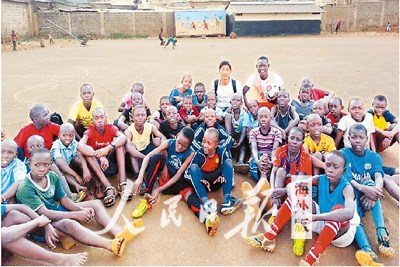 陰斌斌創(chuàng)辦的“造夢公益組織”，曾在馬薩雷貧民窟組織過足球比賽。圖為陰斌斌（后排左二）與足球隊(duì)員合影。