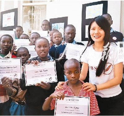 在造夢公益組織貧民窟畫展項(xiàng)目的頒獎(jiǎng)典禮上，陳舒捷（右一）和優(yōu)秀小畫家合影留念。