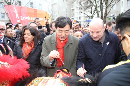嘉賓在為雄獅點睛。（法國《歐洲時報》/黃冠杰 攝）