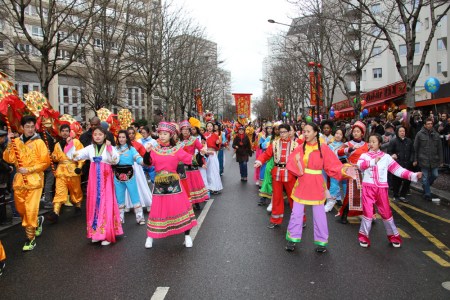 身著民族服裝的少女跳起《小蘋果》。（法國《歐洲時報》/黃冠杰 攝）