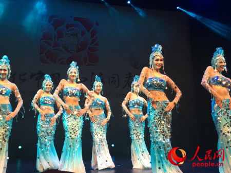 “文化中國·四海同春”藝術(shù)團赴大洋洲慰僑訪演5日在新西蘭最大城市奧克蘭拉開帷幕，來自中國的藝術(shù)家們聯(lián)手新西蘭華星藝術(shù)團帶來歌、舞、雜技、民樂、變臉等精彩演出。記者 王堯攝 圖片來源：人民網(wǎng)