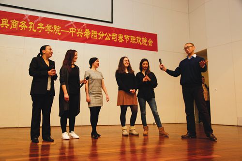 黃豪與學(xué)生合影(希臘《中希時(shí)報(bào)》)