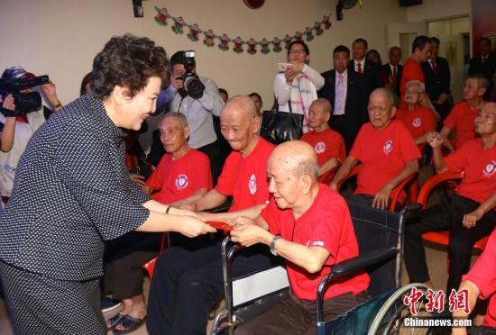 2月6日，中國(guó)國(guó)務(wù)院僑務(wù)辦公室主任裘援平率團(tuán)在菲律賓首都馬尼拉密集走訪當(dāng)?shù)貎S社，考察僑情并慰問(wèn)僑胞。圖為裘援平訪問(wèn)華僑養(yǎng)老院并向老人們送上紅包。 <a target='_blank' >中新社</a>記者 張明 攝