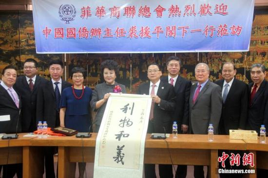 2月6日，中國(guó)國(guó)務(wù)院僑務(wù)辦公室主任裘援平率團(tuán)在菲律賓首都馬尼拉密集走訪當(dāng)?shù)貎S社，考察僑情并慰問(wèn)僑胞。圖為裘援平訪問(wèn)菲華商聯(lián)總會(huì)，向該會(huì)贈(zèng)送禮品。 <a target='_blank' >中新社</a>記者 張明 攝