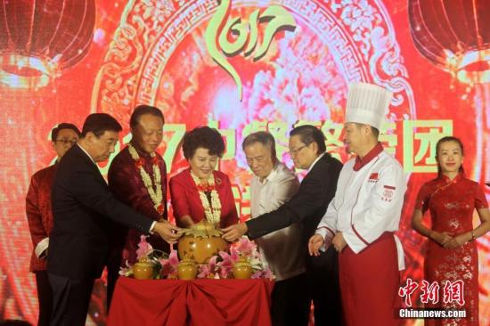 2月6日，菲律賓華社各團體新春聯(lián)歡晚會在馬尼拉舉行，中國國務(wù)院僑辦“中餐繁榮”廚藝團為出席的僑胞送上年飯。圖為中國國務(wù)院僑務(wù)辦公室主任裘援平與中國駐菲律賓大使趙鑒華及當(dāng)?shù)貎S領(lǐng)一起為菜品揭開壇蓋。裘援平當(dāng)天率團密集走訪菲華社會主要僑團、馬尼拉中國城及崇仁醫(yī)院、華僑養(yǎng)老院，并與菲華各界代表座談。 <a target='_blank' >中新社</a>記者 張明 攝