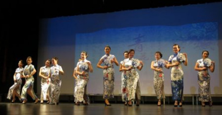 芝加哥旗袍協(xié)會表演《青花瓷韻》