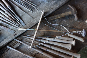 　雕刻青田石雕的各色工具：鑿子、雕刀、車鉆、刺條等