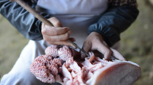 石雕藝人使用鑿子對(duì)作品進(jìn)行鏟平、修光