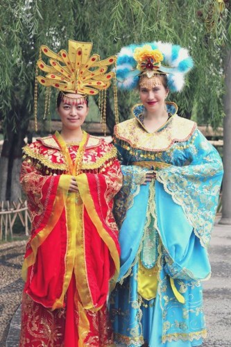 南加州大學(USC)電影學院猶太學生Ariel Sobel(右)與中國紀錄片導演陶夢頔合拍紀錄片《客居汴京》(The Lost Tribe)講述中國猶太人的故事。(美國《世界日報》/Sobel提供)